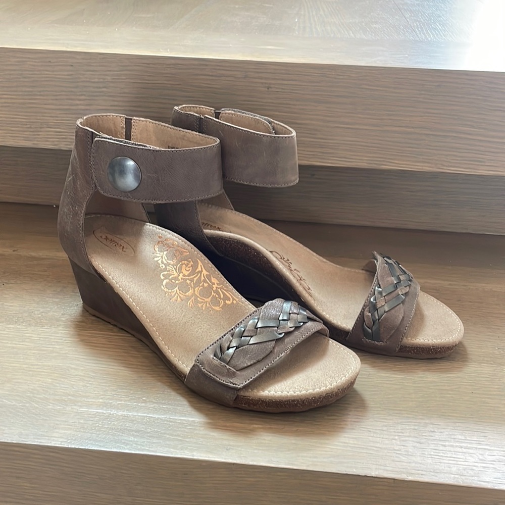 Aetrex Becca Ankle Strap Wedge in Stone